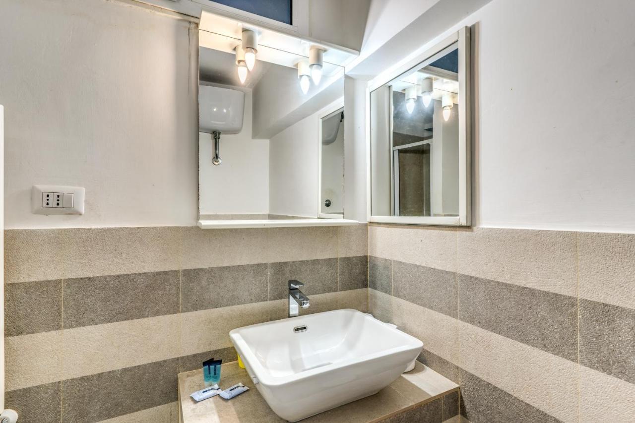 Lovely Spacious Apartment Near The Colosseum Roma Esterno foto